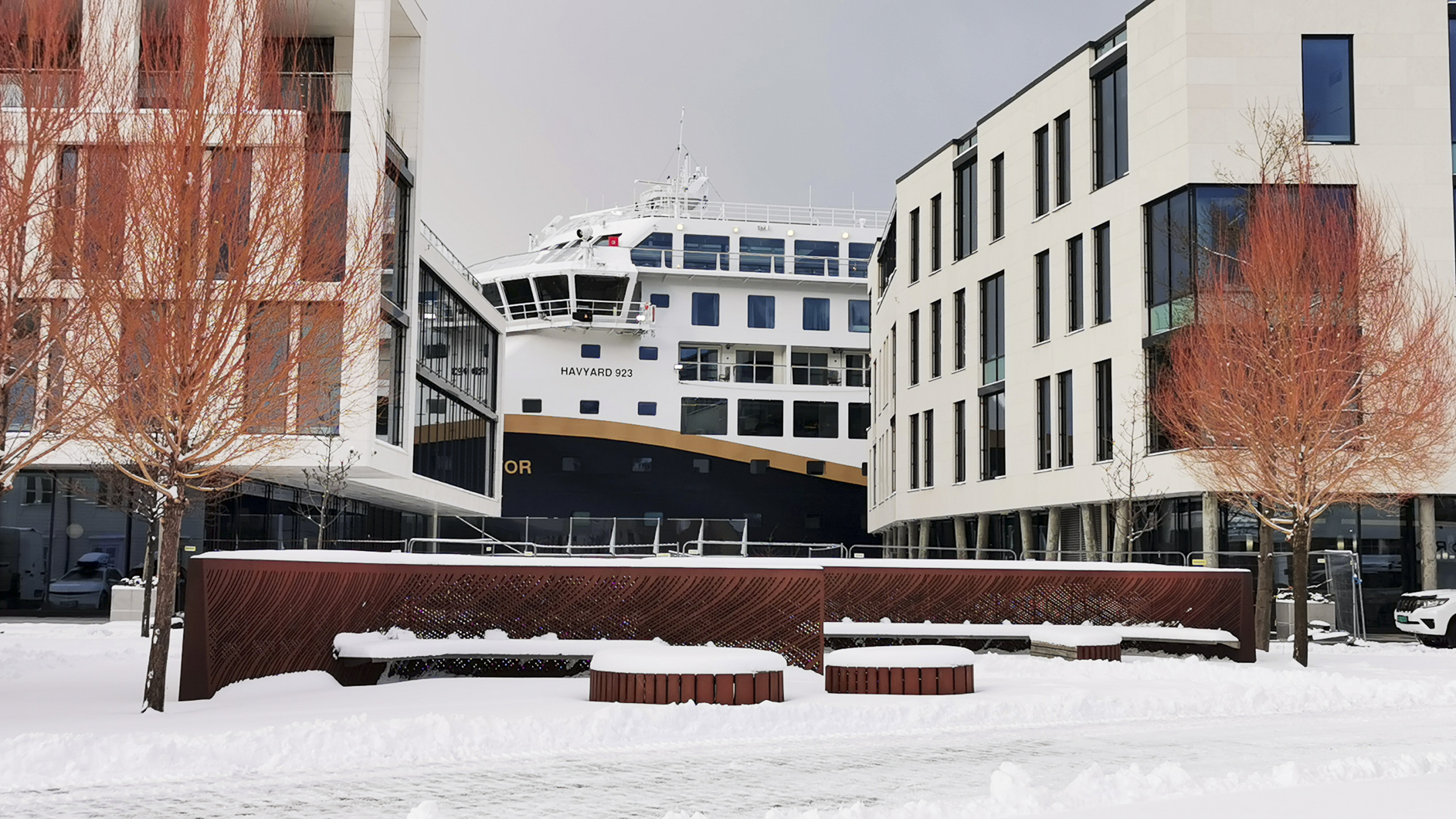 Ein Schiff so hoch wie die umliegenden Häuser