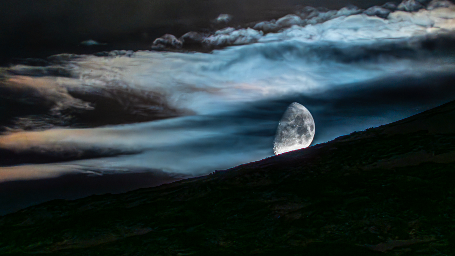 Der Mond ist schon mal sichtbar